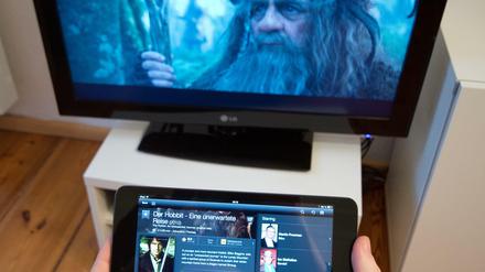 Eingespieltes Team: Steht die Verbindung zwischen Tablet und Smart-TV erst einmal, lassen sich viele Streamingdienste noch bequemer durchsuchen und steuern.