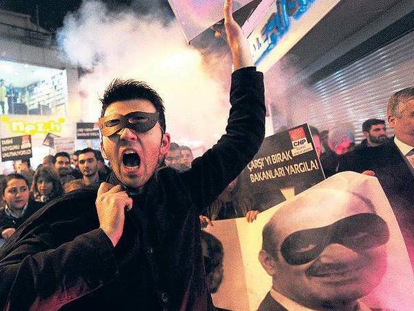 Maskenmänner. Anhänger der Oppositionspartei CHP protestieren in Istanbul gegen Korruption und Bestechung.
