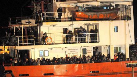 Voller Flüchtlinge: Der Frachter "Blue Sky M".