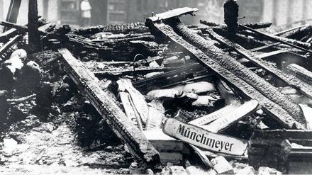 Scheiterhaufen der Weimarer Demokratie. Im ausgebrannten Plenarsaal des Reichstags sind die Namensschilder der Abgeordneten zu sehen, mit denen angezeigt wurde, wer gerade spricht und wer als Nächster ans Rednerpult treten wird. 