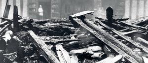 Scheiterhaufen der Weimarer Demokratie. Im ausgebrannten Plenarsaal des Reichstags sind die Namensschilder der Abgeordneten zu sehen, mit denen angezeigt wurde, wer gerade spricht und wer als Nächster ans Rednerpult treten wird.