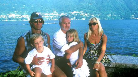 Die Familie Versace, mit Gianni Versace in der Mitte. 