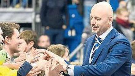 Gut gemacht! Ob Sasa Obradovic gegen Barcelona auch so viel Spaß hat? 