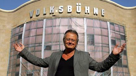 Wie einst im Mai: Frank Castorf hängt an seinem Haus.