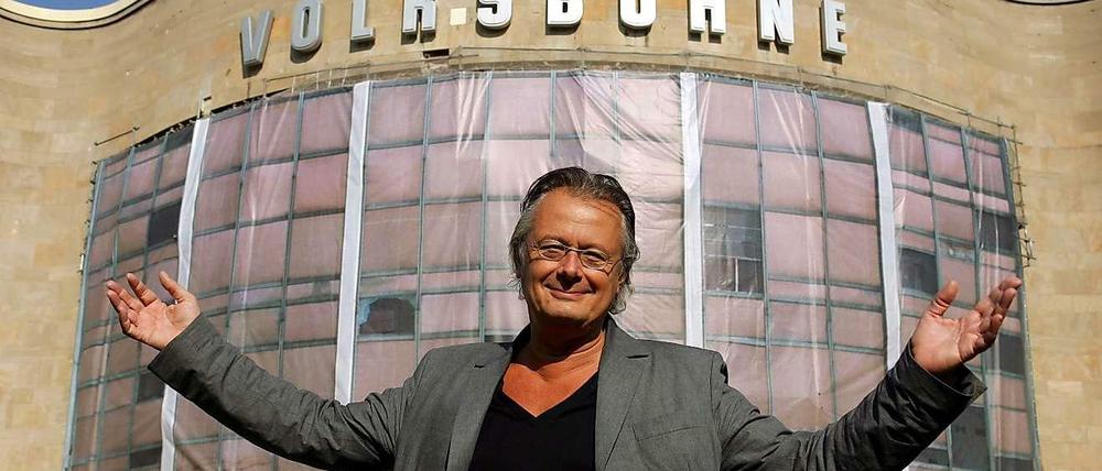 Wie einst im Mai: Frank Castorf hängt an seinem Haus.