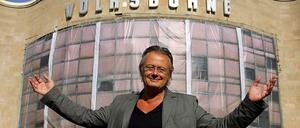 Wie einst im Mai: Frank Castorf hängt an seinem Haus.