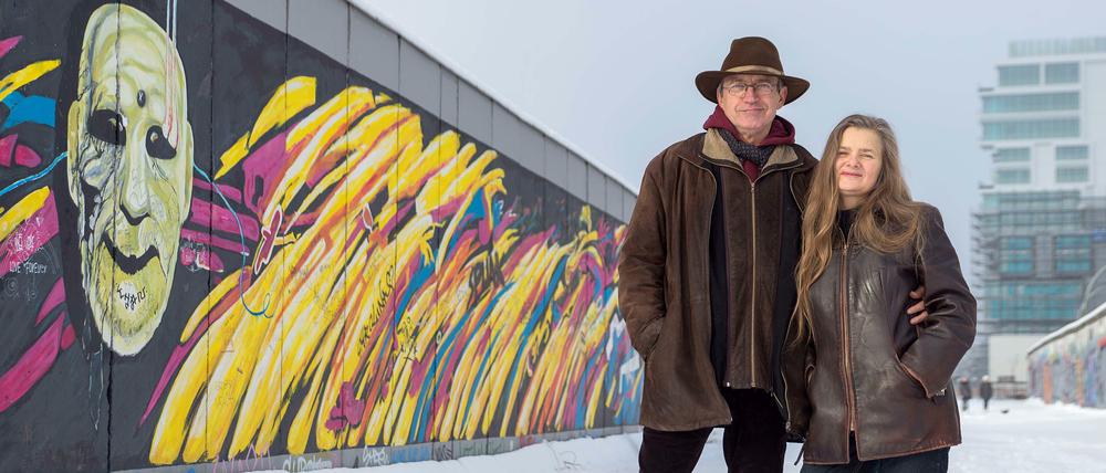 Immer an der Wand lang. Die Filmemacher Karin Kaper und Dirk Szuszies an der East Side Gallery.