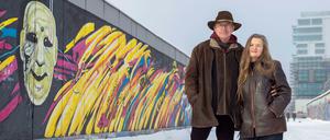 Immer an der Wand lang. Die Filmemacher Karin Kaper und Dirk Szuszies an der East Side Gallery.