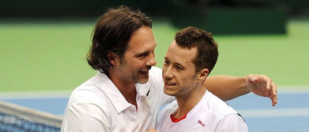 Angebot zur Versöhnung. Carsten Arriens (links) kann sich Philipp Kohlschreiber im Davis-Cup-Team vorstellen.