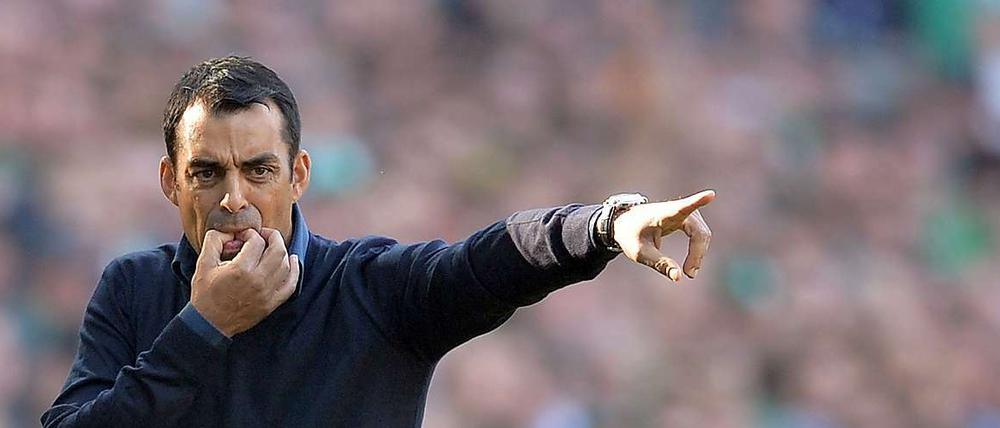 Vom Schreibtisch auf den Rasen - und wieder zurück. Robin Dutt soll Sportdirektor beim VfB Stuttgart werden