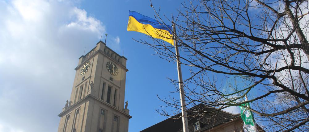 Vor dem Rathaus Schöneberg wurde die Flagge der Ukraine aufgezogen.