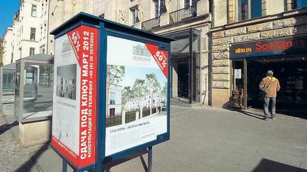 Ein verlockendes Angebot. Immobilienmakler werben am Kurfürstendamm in russischer Sprache für ein ausgezeichnetes Leben in Berlin. Inzwischen haben viele Firmen ihren Service auf diese Kundengruppe ausgerichtet. 