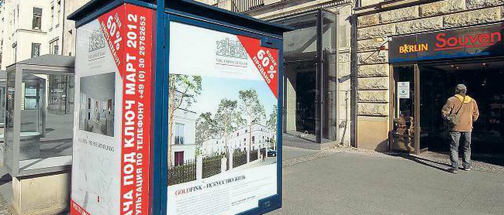 Ein verlockendes Angebot. Immobilienmakler werben am Kurfürstendamm in russischer Sprache für ein ausgezeichnetes Leben in Berlin. Inzwischen haben viele Firmen ihren Service auf diese Kundengruppe ausgerichtet. 