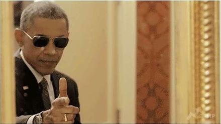 US-Präsident Barack Obama in einer Szene, wie sie auch in einem Film wie "Taxi Driver" vorkommen könnte. Es handelt sich jedoch um ein Werbevideo für die Gesundheitsversicherung in den USA, veröffentlicht auf buzzfeed.