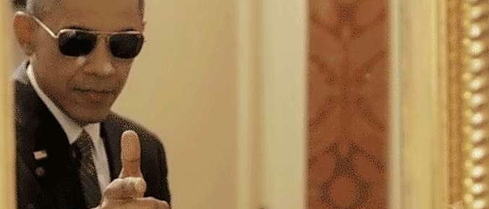 US-Präsident Barack Obama in einer Szene, wie sie auch in einem Film wie "Taxi Driver" vorkommen könnte. Es handelt sich jedoch um ein Werbevideo für die Gesundheitsversicherung in den USA, veröffentlicht auf buzzfeed.