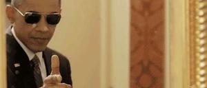 US-Präsident Barack Obama in einer Szene, wie sie auch in einem Film wie "Taxi Driver" vorkommen könnte. Es handelt sich jedoch um ein Werbevideo für die Gesundheitsversicherung in den USA, veröffentlicht auf buzzfeed.