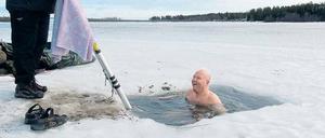 Ein-aus-ein-aus. Jarkko Enqvist leitet die Eisbadenden an und gibt Tipps zur richtigen Atmung.