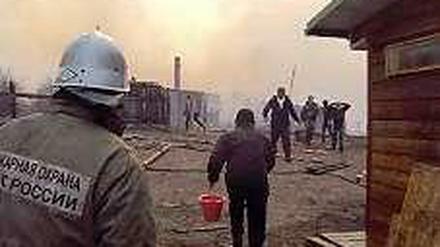 Eine Aufnahme der Löscharbeiten in der russischen Teilrepublik Chakassien. Waldbrände haben 2000 Menschen in Sibirien obdachlos gemacht.