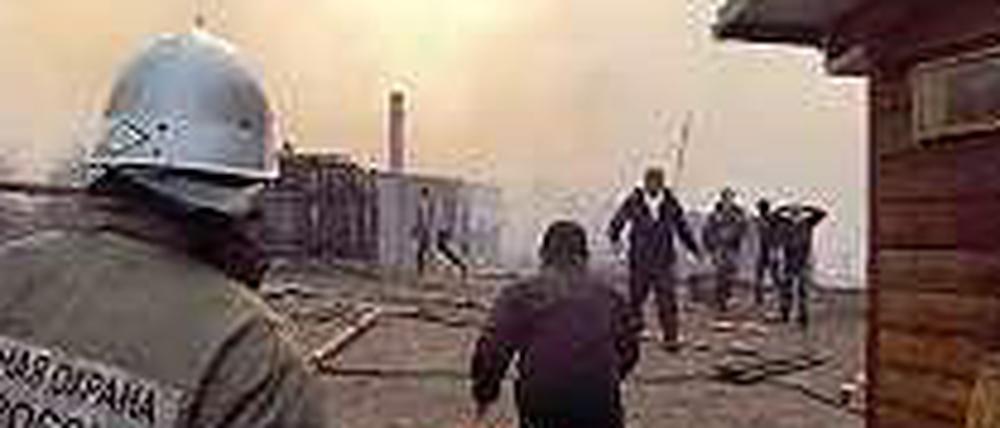 Eine Aufnahme der Löscharbeiten in der russischen Teilrepublik Chakassien. Waldbrände haben 2000 Menschen in Sibirien obdachlos gemacht.