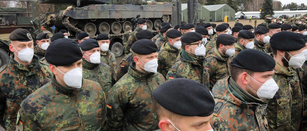 Soldiers of the German armed forces Bundeswehr take part in a ceremony during the visit of the German Defence Minister at the leadership of the NATO's Enhanced Forward Presence "enhanced forward presence" (EFP) battlebroup in Rukla, Lithuania, on February 22, 2022. (Photo by PETRAS MALUKAS / AFP)