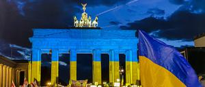 Demonstration vor dem angestrahlten Brandenburger Tor anlässlich der Kriegserklärung von Putin an die Ukraine.