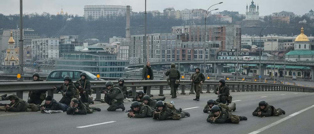 Soldaten der ukrainischen Nationalgarde am 25. Februar auf einer Brücke im Zentrum von Kiew.