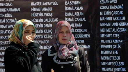 Angehörige in der Türkei tragen ein riesiges schwarzes Banner mit den Namen der 301 Opfer der Grubenkatastrophe in der Provinz Manisa im Mai 2014.