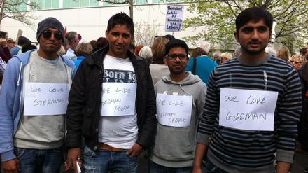 "We love German": Auch Bewohner der zur Flüchtlingsunterkunft umfunktionierten Turnhalle nahmen an der Demonstration teil.