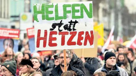 Offline-Protest. Bei dieser Demonstration gingen Menschen gegen Ausländerhass, wie er auch häufig im Netz stattfindet, auf die Straße. 