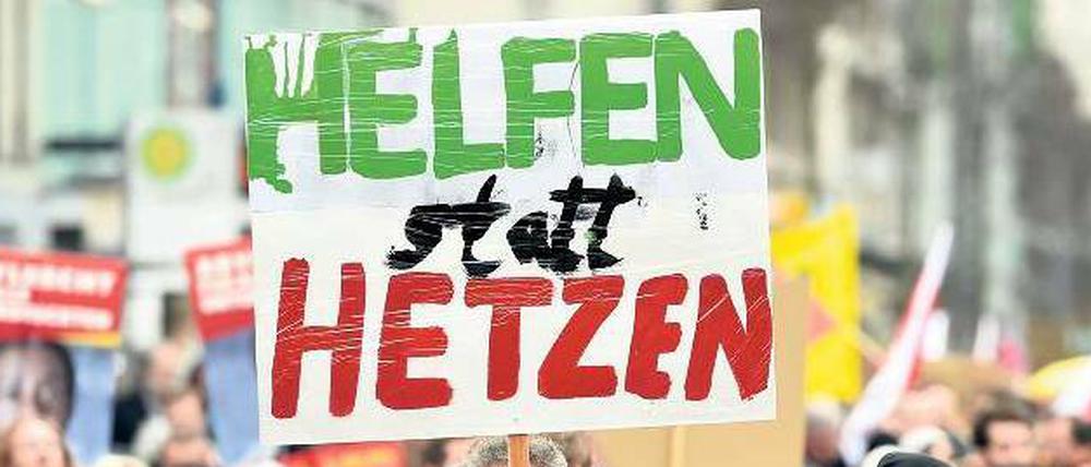 Offline-Protest. Bei dieser Demonstration gingen Menschen gegen Ausländerhass, wie er auch häufig im Netz stattfindet, auf die Straße.
