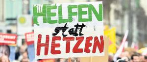Offline-Protest. Bei dieser Demonstration gingen Menschen gegen Ausländerhass, wie er auch häufig im Netz stattfindet, auf die Straße. 