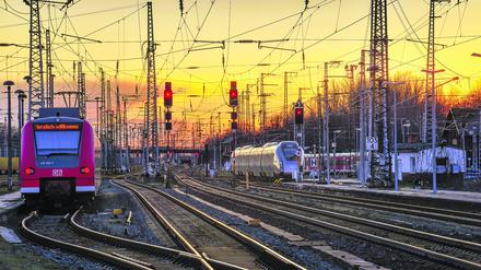 Sonnenuntergang über Bahngleisen in Stendal (Symbolbild).