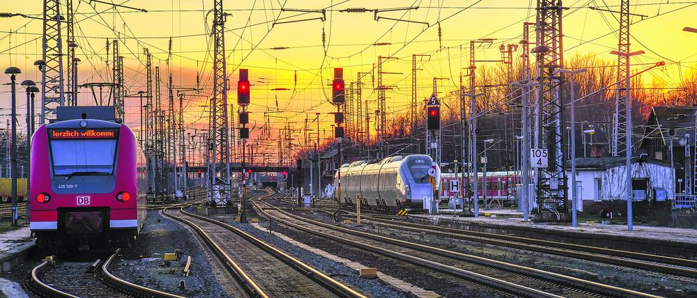Sonnenuntergang über Bahngleisen in Stendal (Symbolbild).