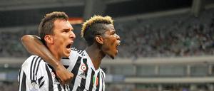 Juves Mario Mandzukic (l.) und Paul Pogba.