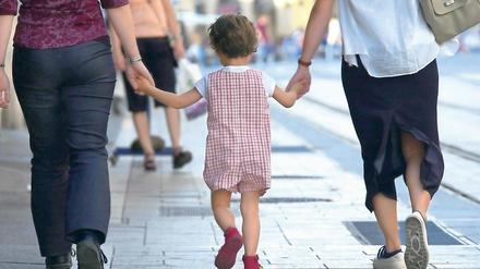 Mama, Mami, Kind - wie Regenbogenfamilien in tradierte soziale Normen passen, wird im Alltag immer wieder ausgelotet.