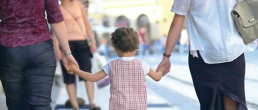 Mama, Mami, Kind - wie Regenbogenfamilien in tradierte soziale Normen passen, wird im Alltag immer wieder ausgelotet.