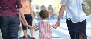 Mama, Mami, Kind - wie Regenbogenfamilien in tradierte soziale Normen passen, wird im Alltag immer wieder ausgelotet.