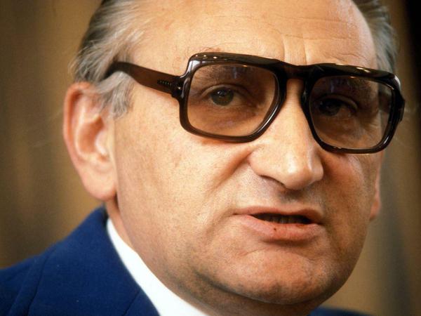Egon Bahr 1975 als Bundesminister.