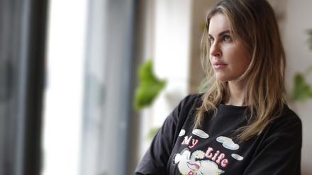 Prenzlauer-Berg-Ultra. So nennt sich die Radiomoderatorin, Podcasterin und Komikerin Ines Anioli selbst. Die 35-Jährige lebt seit elf Jahren in dem Ortsteil – und sticht hervor: mit Over- statt Understatement, derbem Humor und einem entlarvenden Blick für die Peinlichkeiten des Alltags.