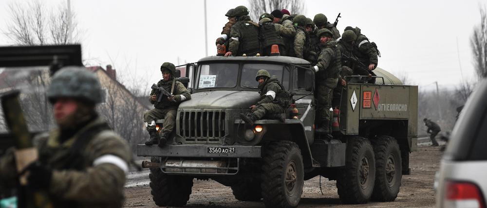 Russische Soldaten sitzen in der Stadt im Norden der Krim auf einem Militärlastwagen.