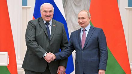 Lukaschenko und Putin geben sich die Hand – Russland ist Belarus’ wichtigster Verbündeter.