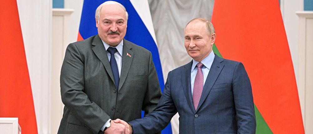 Wladimir Putin (r), Präsident von Russland, und Alexander Lukaschenko, Präsident von Belarus, geben sich nach einer gemeinsamen Pressekonferenz nach ihren Gesprächen im Kreml die Hand.
