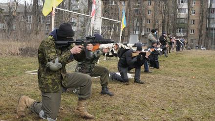 Zivilisten nehmen am 19. Februar an einer militärischen Ausbildung mit Mitgliedern der Georgischen Legion teil.
