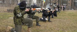 Zivilisten nehmen am 19. Februar an einer militärischen Ausbildung mit Mitgliedern der Georgischen Legion teil.