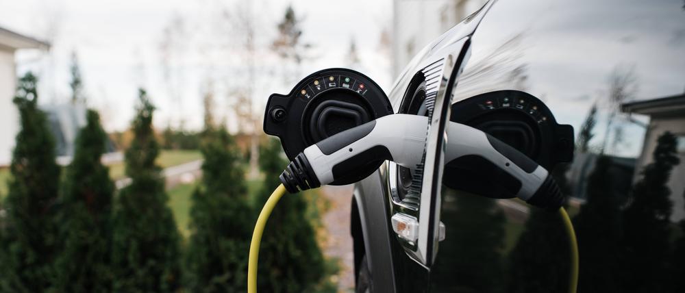 Künftig müssen Plug-in-Hybride mindestens eine elektrische Reichweite von 80 Kilometern schaffen, um für einen Zuschuss in Betracht zu kommen.