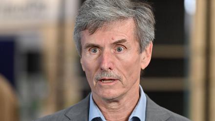 Ferdinand Dudenhöffer, Direktor bei CAR Center Automotive Research, prognostiziert einen drastischen Wertverfall für Plug-In-Hybride.