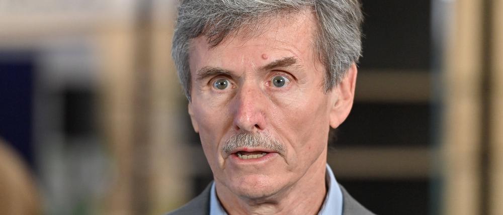 Ferdinand Dudenhöffer, Direktor bei CAR Center Automotive Research, prognostiziert einen drastischen Wertverfall für Plug-In-Hybride.