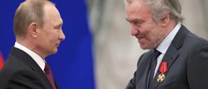 Valery Gergiev nimmt einen Orden von Wladimir Putin entgegen. EPA/IVAN SEKRETAREV/POOL ++ +++ dpa-Bildfunk +++