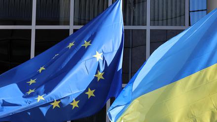 Die Flagge der Ukraine neben der EU-Flagge in Brüssel.
