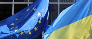 Die Flagge der Ukraine neben der EU-Flagge in Brüssel.